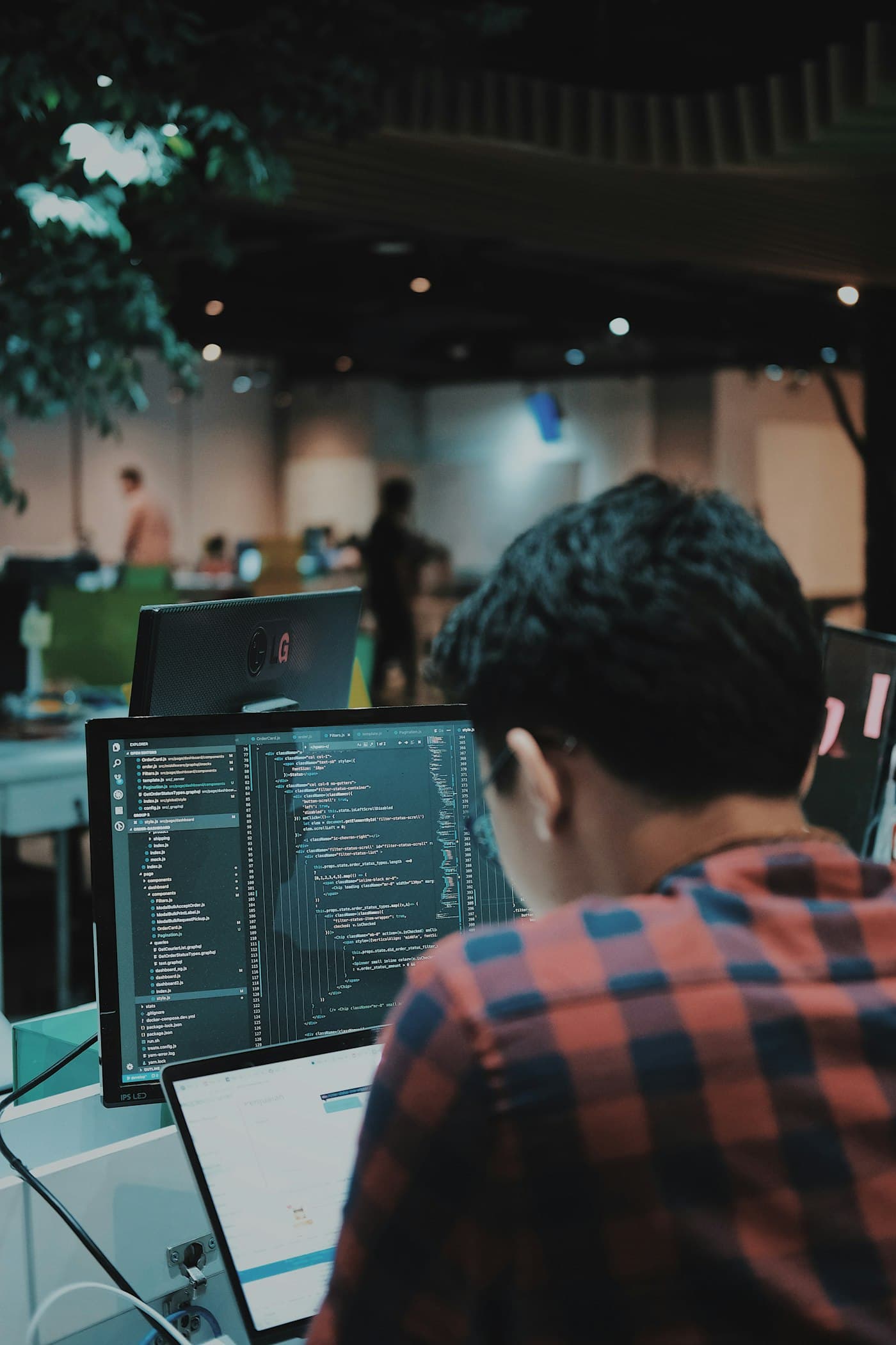 Desarrollador programando una web a medida