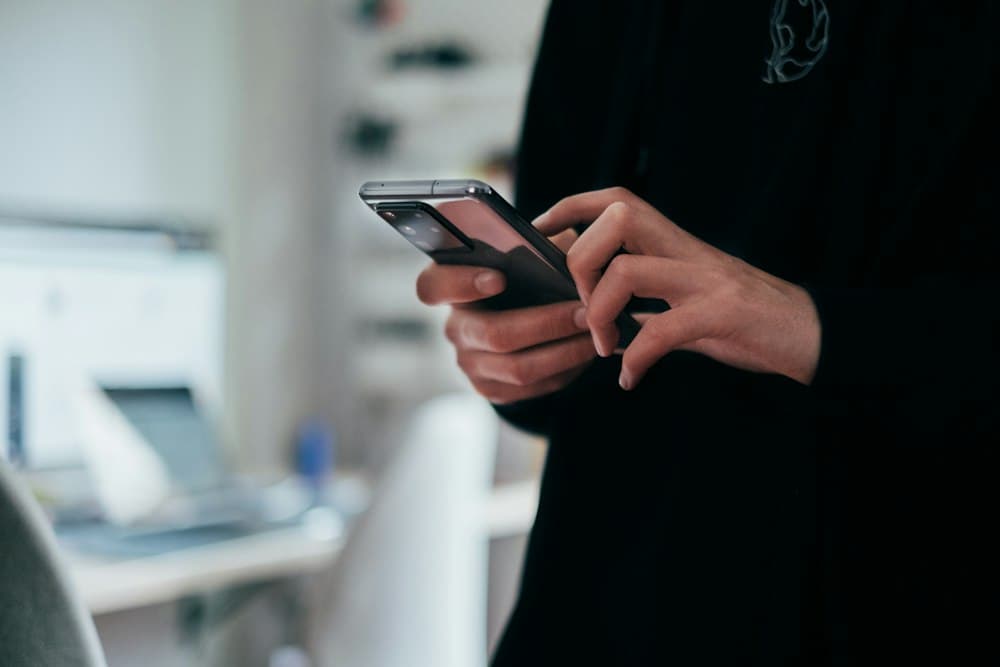 Persona usando el móvil para hablar con un negocio