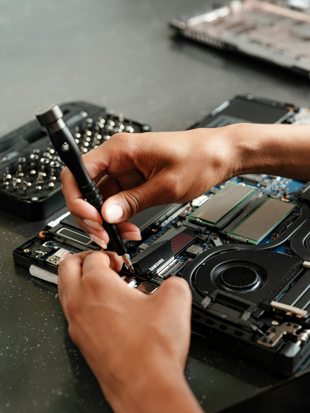 Técnico reparando un ordenador